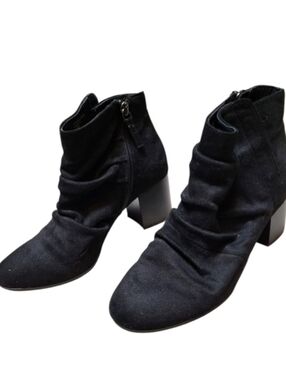 Dressbarn Jessie W Black Gilly Faux Suede Slouch Zip Ankle Boots - Size 7W